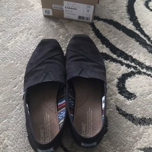 Women’s Toms black slip on size 9